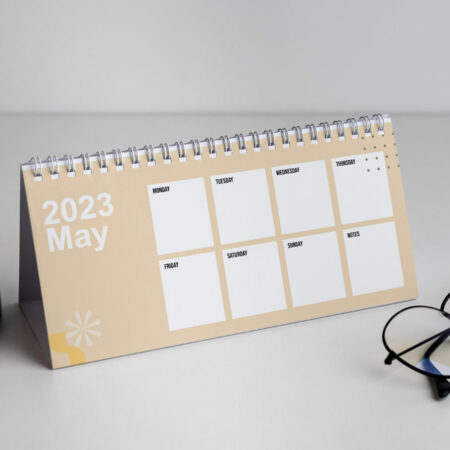 calendario-sobre-mesa-rectangular